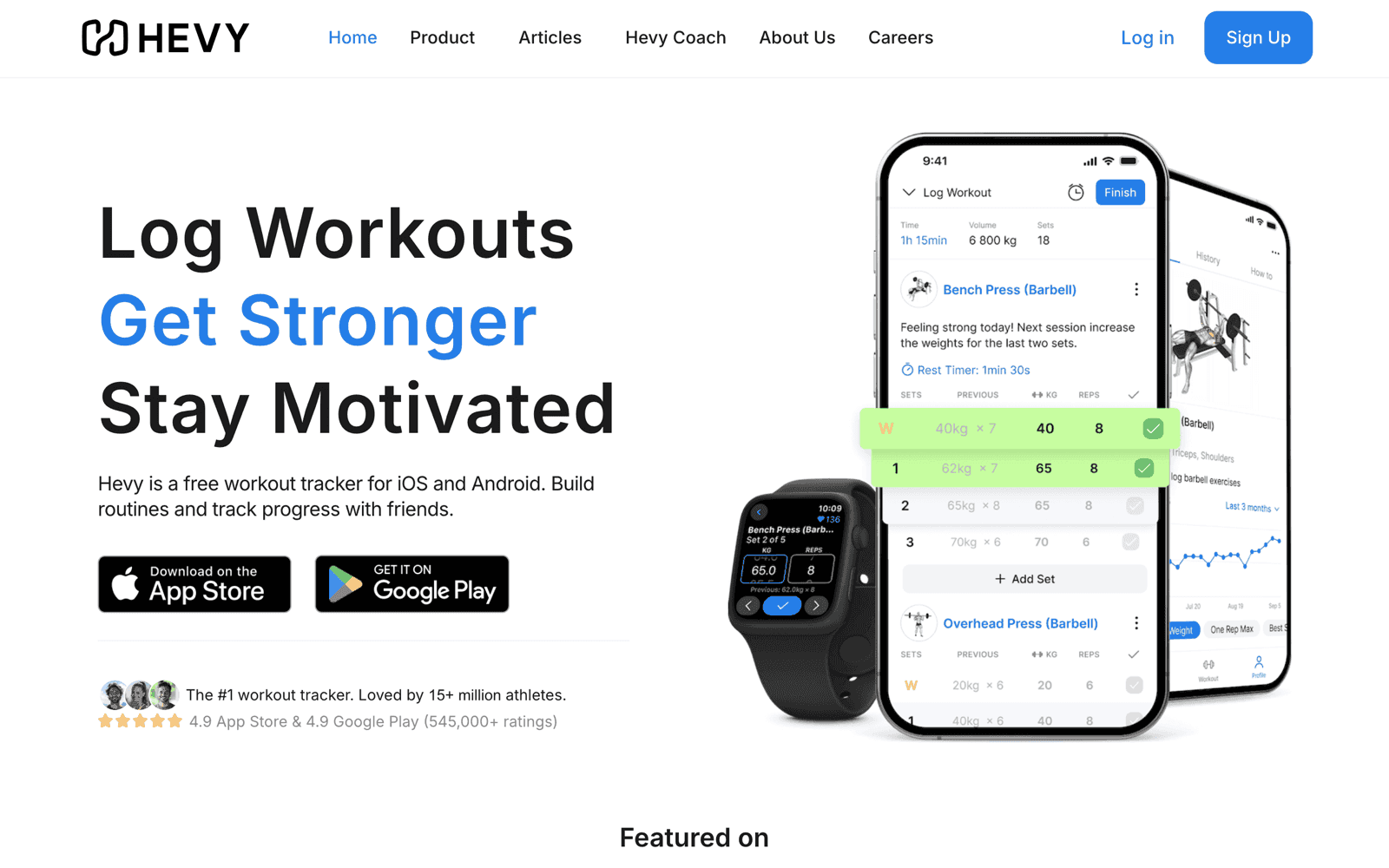 Hevy公式サイトのトップページ。「Log Workouts Get Stronger Stay Motivated」という見出しと、iOS・Android向けの無料ワークアウトトラッカーである旨の説明、App StoreとGoogle Playのバッジが並び、右側にワークアウト記録画面のiPhoneとApple Watchの製品写真が置かれている